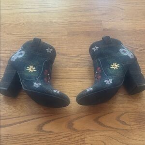 Indigo Rd. Stylish Floral and Plaid Heeled Ankle Boots Size 8M